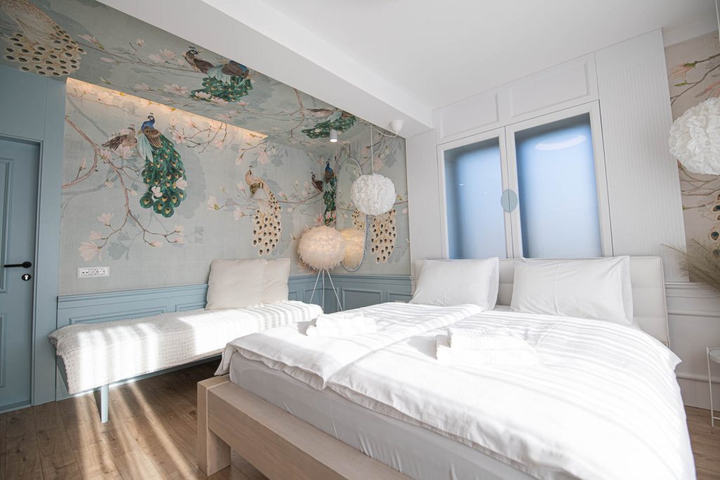 walls and floors hotel pale tapete